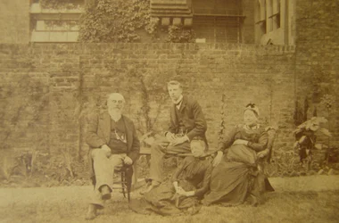 Dr. William R. Woodman (1828-91) mit seiner Familie in ihrem Londoner Zuhause, ca. 1887